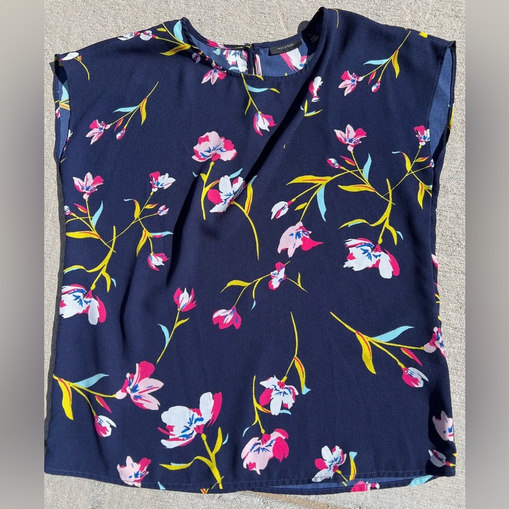 Dark blue Halogen short-sleeve blouse, size S, with pink and yellow flowers
